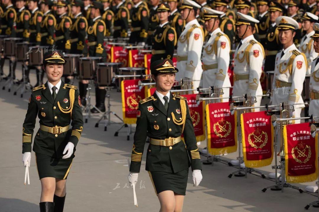 解放军阅兵一个方队多少人解放军阅兵一个方队的人数可能会有所不同，具体人数取决于方队的类型和任务。一般来说，阅兵中的陆军方队人数在几十人到几百人不等。例如，三军仪仗队方队人数为156人，陆军方队的人数一般在数百至千人左右。另外，一些装备方队可能会根据展示装备的需要，人数会有所不同。总之，阅兵一个方队的人数会根据实际情况进行灵活调整。