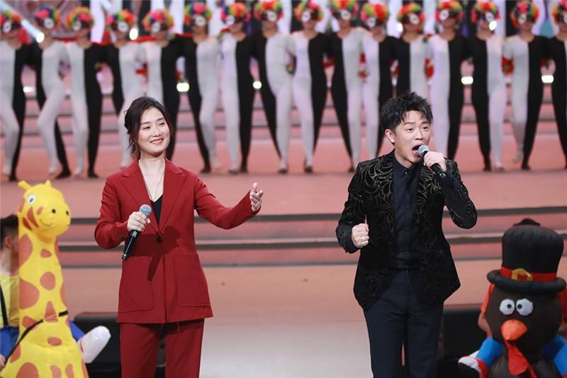 丁真到底有多红丁真是一位来自四川省甘孜藏族自治州理塘县的牧羊少年，因其独特、纯真的外貌和朴实的性格在网络上迅速走红。他的走红程度可以从以下几个方面来看