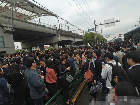 上海地铁突发故障 站台上挤满人