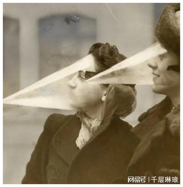 女子戴恐怖面具吓人女子戴恐怖面具吓人，背后的故事与深层含义