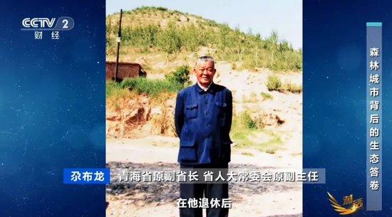 省长现场致敬退休副省长:了不起省长现场致敬退休副省长，是对其职业生涯的一种肯定和赞扬。这样的行为体现了对退休人员的尊重和感激之情，同时也传递出一种积极向上的价值观和社会氛围。