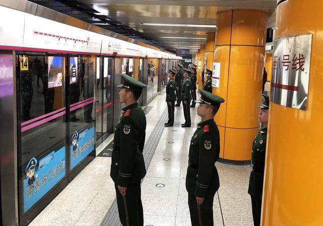 子弟兵乘地铁 乘客腰杆都跟着挺直了子弟兵乘地铁，乘客腰杆都跟着挺直了