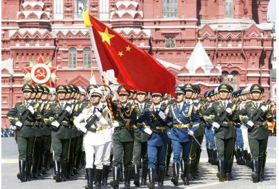 港媒：阅兵是生动的爱国主义教育课阅兵活动是一项具有浓厚爱国主义氛围的活动，通过展示国家军队的实力和形象，激发人们的爱国热情和民族自豪感。在这个过程中，阅兵活动不仅是一次军事检阅，更是一次生动的爱国主义教育课程。